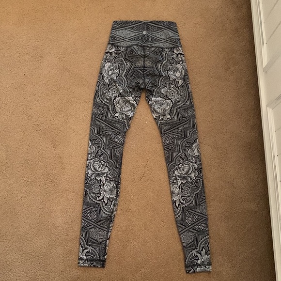 Lululemon mid-rise leggings size 2. Full length - Picture 2 of 3